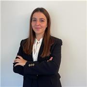 Dottoressa in giurisprudenza impartisce lezioni di Diritto